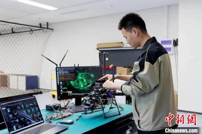 技能人才正调试多型号机器人系统。　浙江省人力社保厅供图