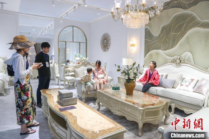 图为中国(赣州)第十届家具产业博览会展馆内，一些观众在体验家具产品。(资料图) 刘力鑫 摄